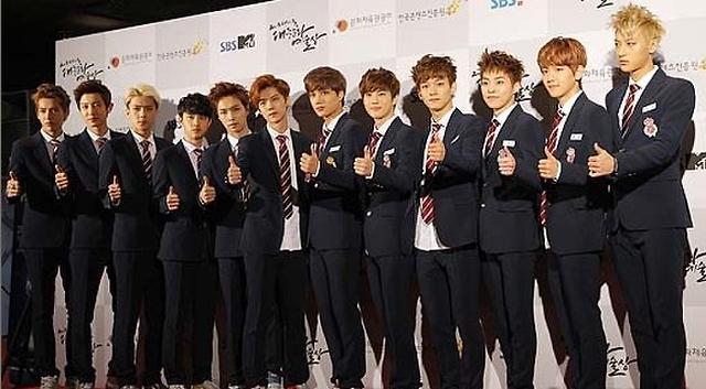 EXO亮相“2013大韩民国大众文化艺术赏”红毯活动 