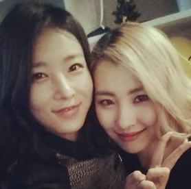 Wonder Girls member Yubin and former member Sunmi show they are still friends