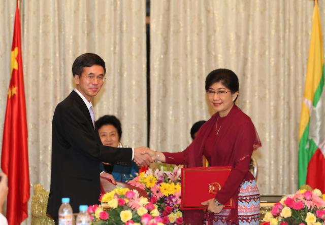 中国与缅甸签署经济技术和文化合作协定
