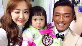 SISTAR Dasom takes a selfie with K-1 fighter Choo Sung-hoon and his daughter Sarang