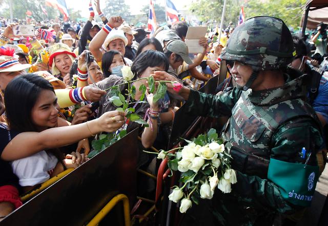 泰国反政府人士献花军方