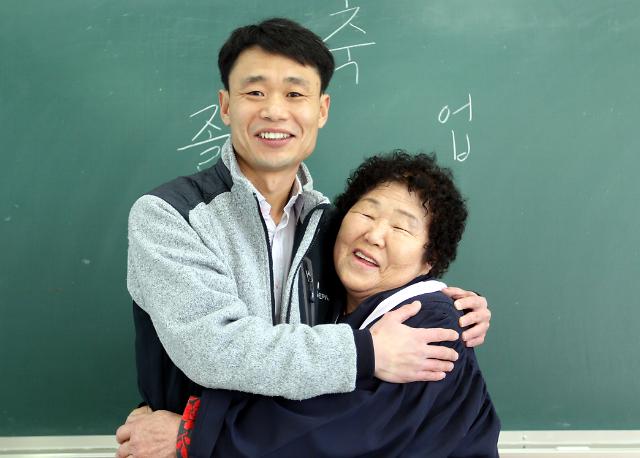 韩国八旬老人 顺利完成高中学业