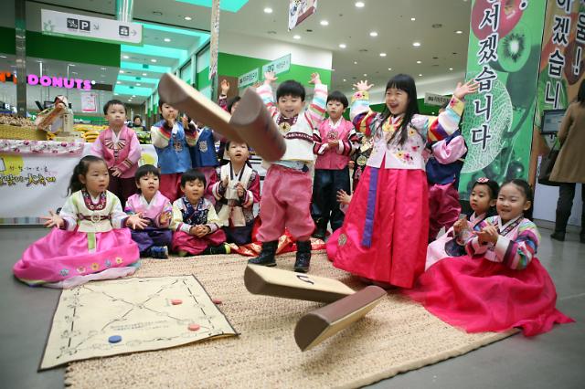 韩国儿童穿韩服体验传统文化