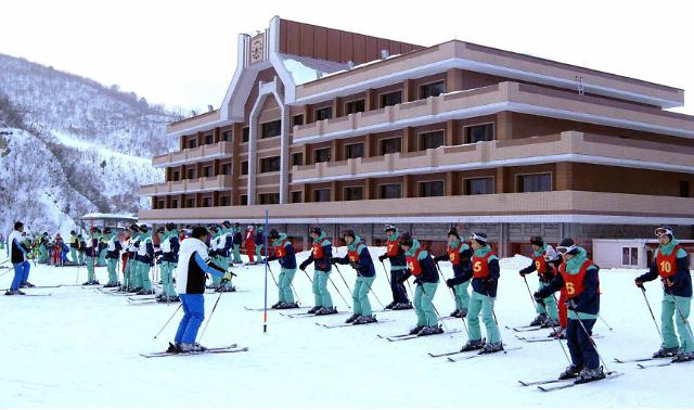 朝鲜学生马息岭举行野营 称感谢元首建设一流滑雪场
