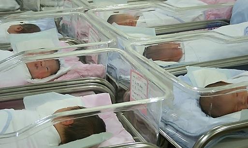 韩国出生率不到1.3人  深陷“低生育陷阱” 