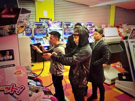 Big Bang member G-Dragon visits an arcade to play some games with his friends