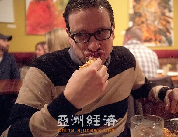 美国男子25年只吃披萨 称愿为婚姻改吃素食