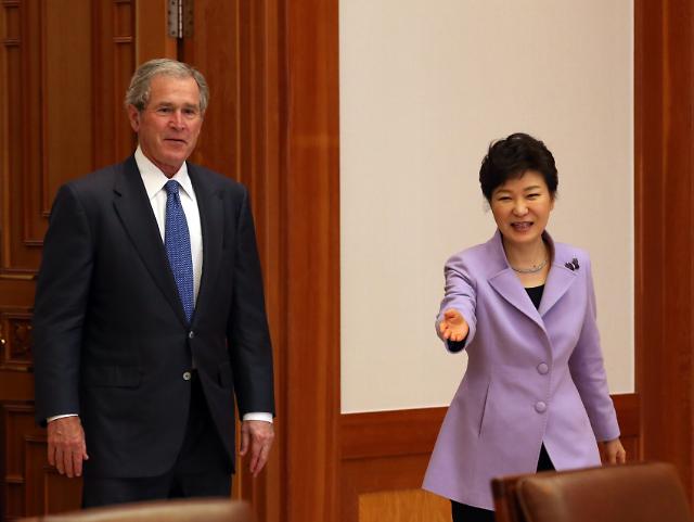朴槿惠会见美国前总统小布什