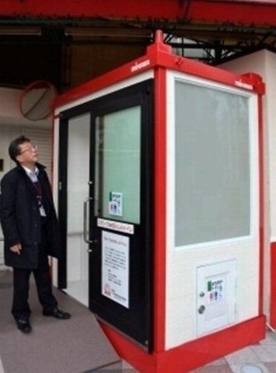 日本惊现透明厕所 感应玻璃会“放烟”保护隐私