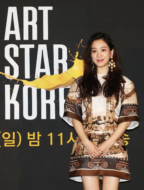 郑丽媛出席《Art Star Korea》新闻发布会
