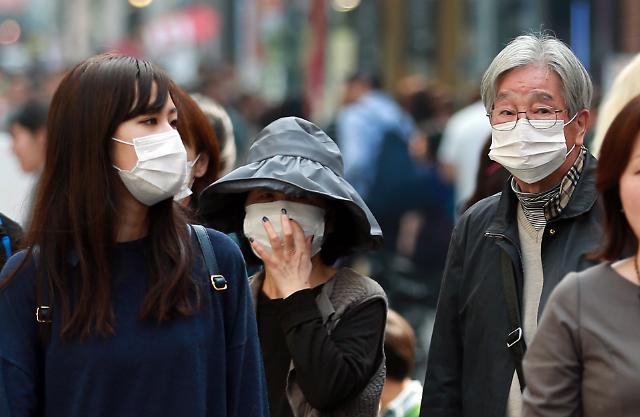 首尔空气污染加剧 外国游客“雾”中购物