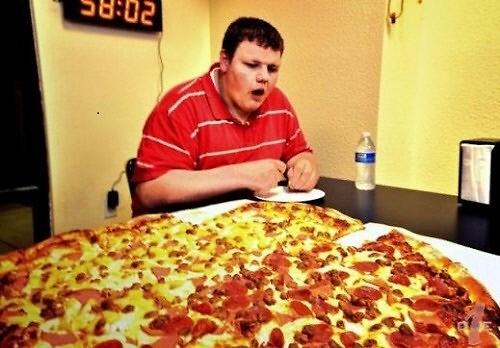 挑战人类极限  美餐厅推出6.8kg超大披萨