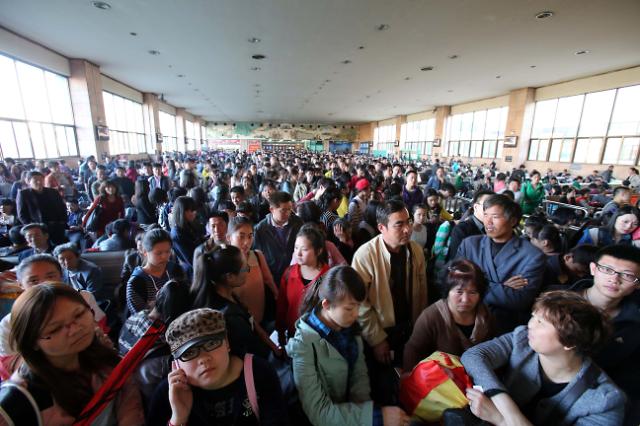 清明将至 中国各地将迎来中短途返乡祭祖高峰
