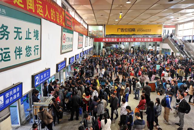中国各地迎来清明短途客运高峰