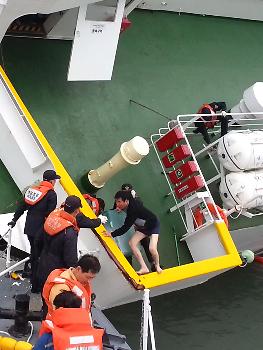 ​<韩国客轮沉没>海警公开“岁月”号船员逃跑视频 船长仅穿内裤狼狈逃生