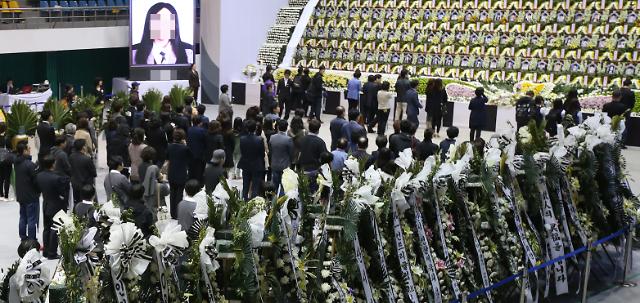 <韩国客轮沉没>大批民众前往临时灵堂吊唁“岁月”号沉没事故遇难者