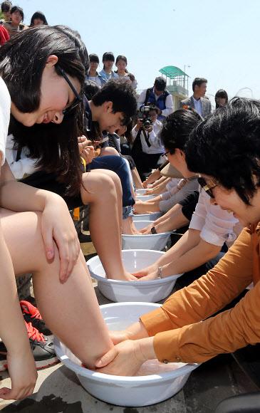 老师为学生洗脚  庆祝韩国教师节