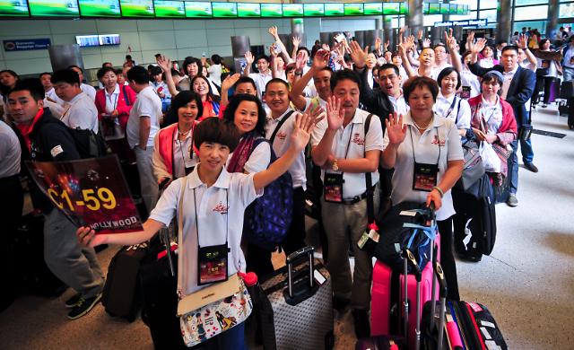 中国最大赴美旅游团分批抵达洛杉矶 