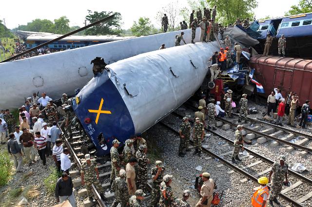 印度发生列车相撞事故 至少40人死亡100人受伤 