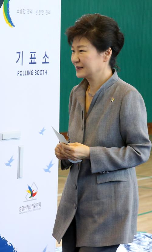 <韩国第6届地方选举>朴槿惠走进投票站投票