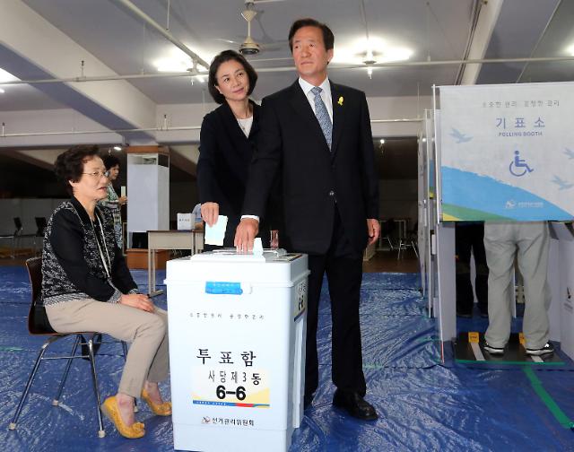 <韩国第6届地方选举>首尔市长候选人郑梦准投下神圣一票