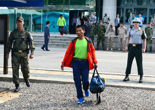 被韩国海警救助朝鲜渔民返回朝鲜