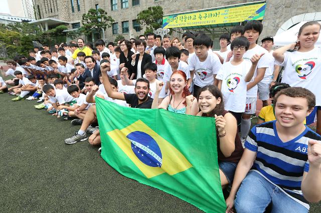 <2014世界杯> 韩巴亲善足球赛举行 共同为世界杯加油