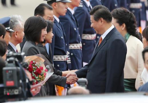 <习近平访韩—机场掠影>习近平与青瓦台政务首席秘书官赵允旋握手