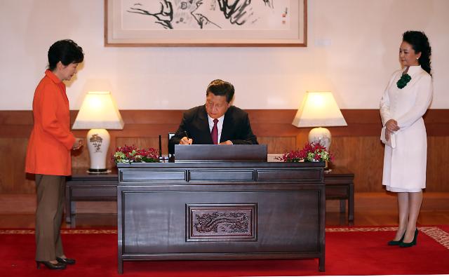 <习近平访韩—首脑会晤>习近平在青瓦台来宾签名簿上签名