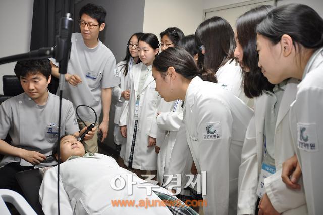 김안과병원, 중학생 안과의사 체험 행사 | 아주경제