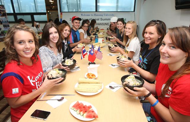 外国留学生感受韩国美味参鸡汤