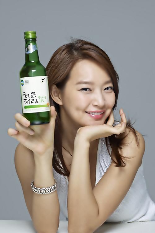 申敏儿成初饮初乐烧酒新广告代言人
