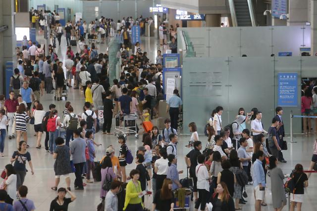 韩国夏季休假拉开帷幕  仁川机场人满为患