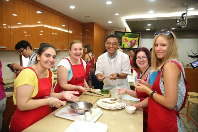 俄罗斯学生体验亲手制作韩国美食