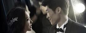 Football icon Park Ji-sung ties knot with ex-SBS TV announcer Kim Min-ji