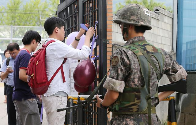 韩国民众哀悼被虐死士兵