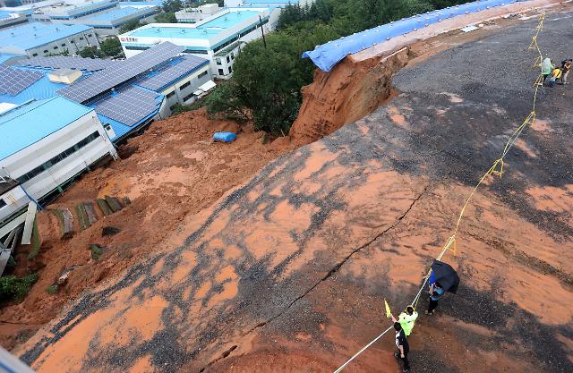 洪水致防护墙坍塌 昌原仓谷产业园区遭土埋 