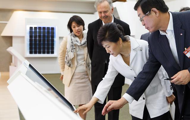 韩国总统朴槿惠体验高科技“智能之家”