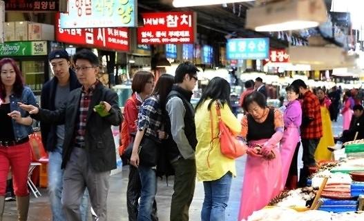 中国游客在韩吃海鲜 鹭粱津水产市场成新景点