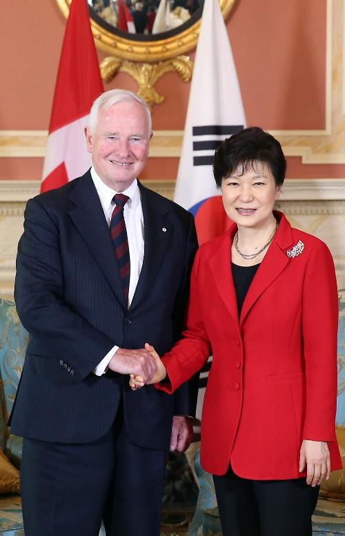 朴槿惠会见加拿大总督约翰斯顿