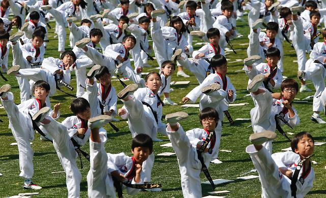 韩国小朋友向外展示跆拳道的精湛技艺