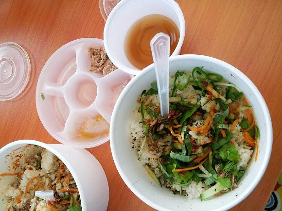 亚运会志愿者食用过期五天盒饭