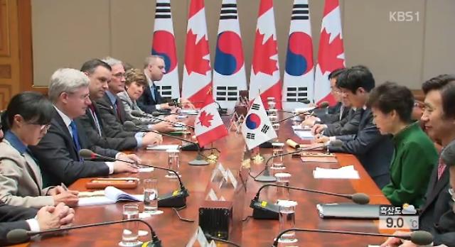 Seoul, Ottawa sign free trade agreement 