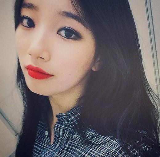 MissA member Suzy flaunts her sexy red lips for her fans