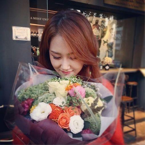 [K-pop] 4Mintue member Ga-yoon outshines a bouquet of flowers