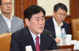 Finance minister calls for minimum wage hike 