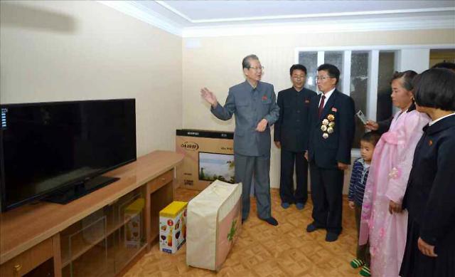 朝鲜科学家入住新公寓 金正恩赠送42寸高清电视