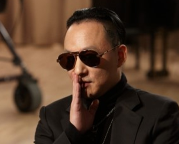 Singer-song writer Shin Hae-chul receives treatment for heart problem