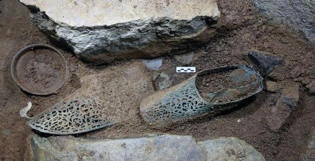 Pair of gilt-bronze shoes recovered from ancient tomb in Naju 