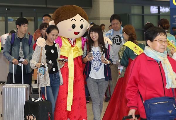 仁川机场为中国转机游客提供引导服务